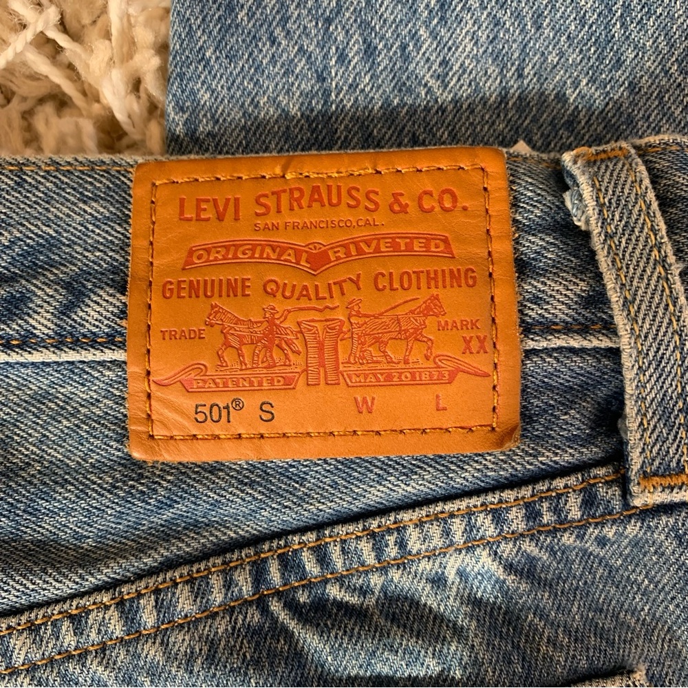 Levi’s 501 Short Medium Wash Distressed Jeans - Picture 4 of 8